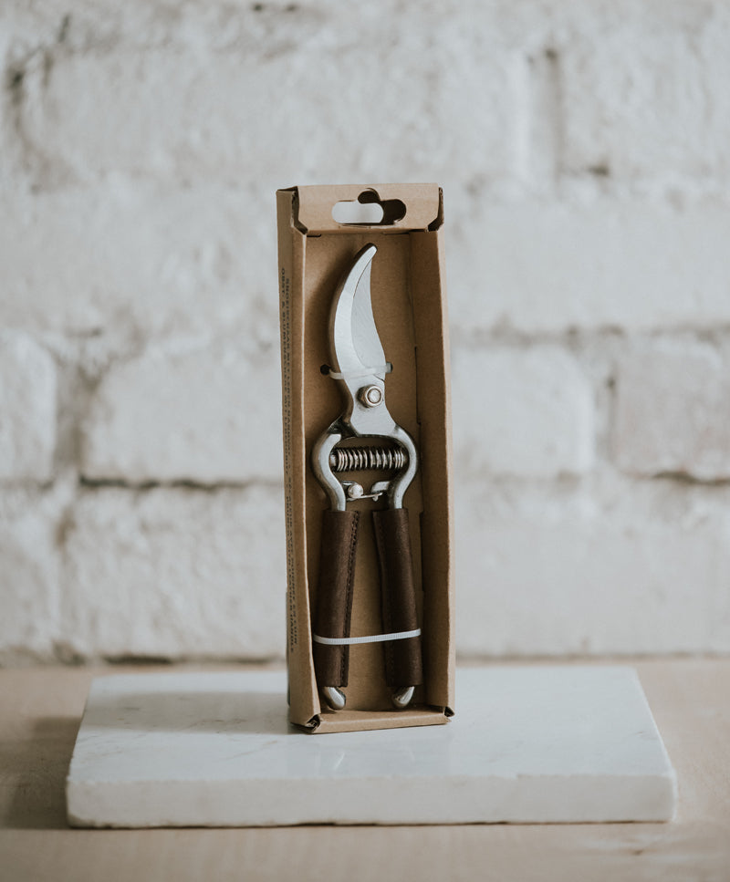 Pruning scissor with leather coated handle