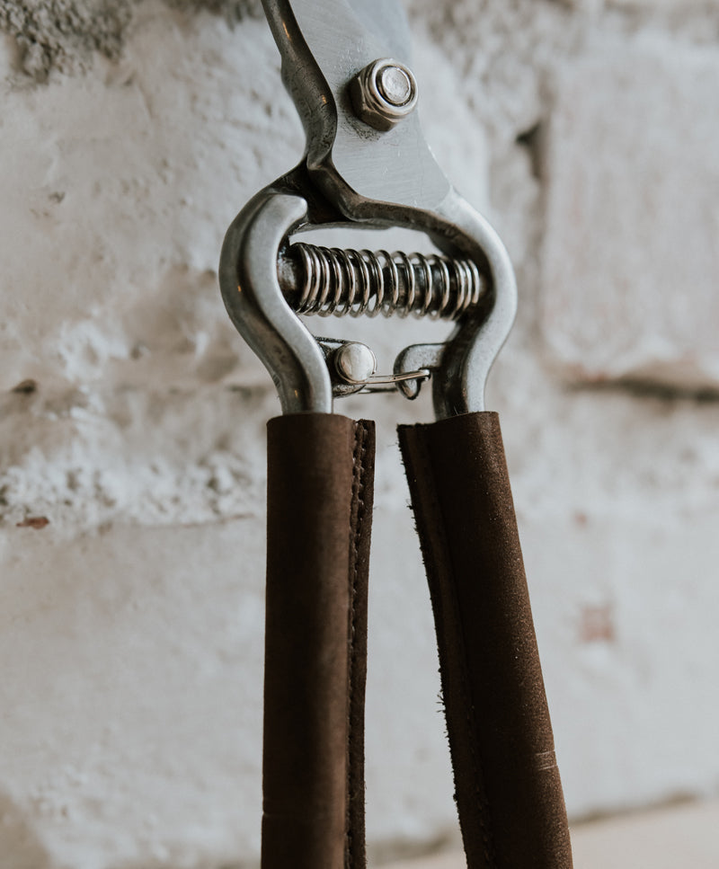 Pruning scissor with leather coated handle
